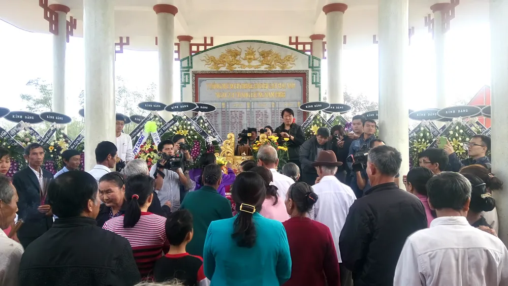 Người Hàn Quốc đến quỳ gối xin lỗi dân làng Hà My ảnh 8