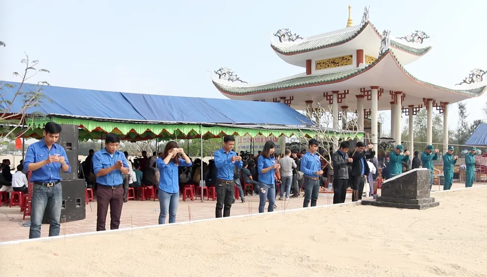 Người Hàn Quốc đến quỳ gối xin lỗi dân làng Hà My ảnh 5