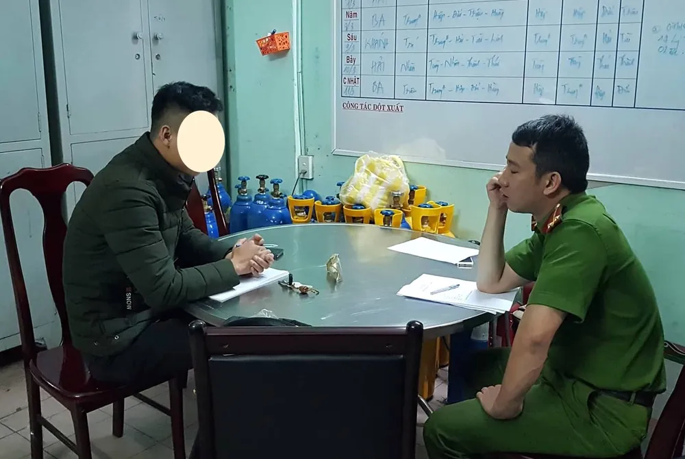 Anh Hứa Vĩnh Nhân, phóng viên Báo Giao Thông trình báo vụ việc với Công an phường Thạch Thang, TP Đà Nẵng