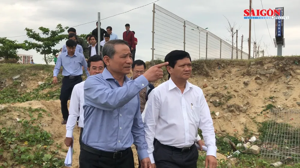 Bí thư Đà Nẵng chỉ đạo tháo dỡ rào chắn đường ra biển ảnh 1