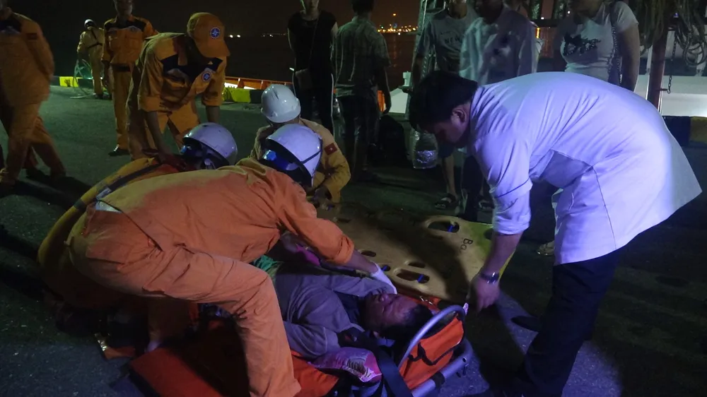 Ngư dân lâm bệnh ở vùng biển Hoàng Sa được cứu nạn kịp thời  ảnh 4