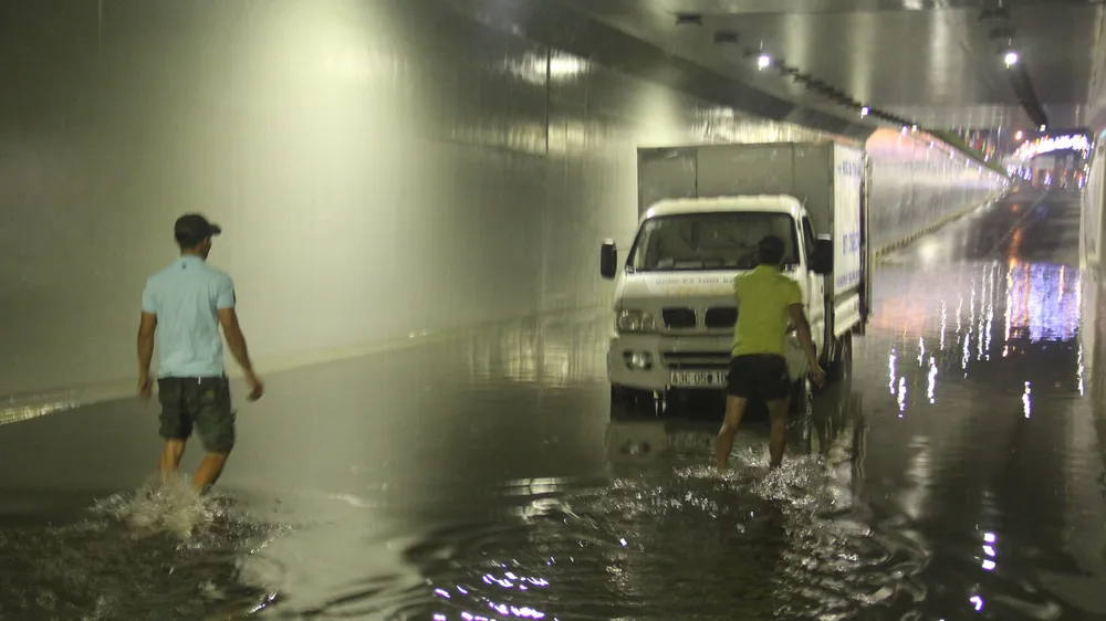 Đà Nẵng: Hầm chui Điện Biên Phủ - Nguyễn Tri Phương ngập sâu trong nước 