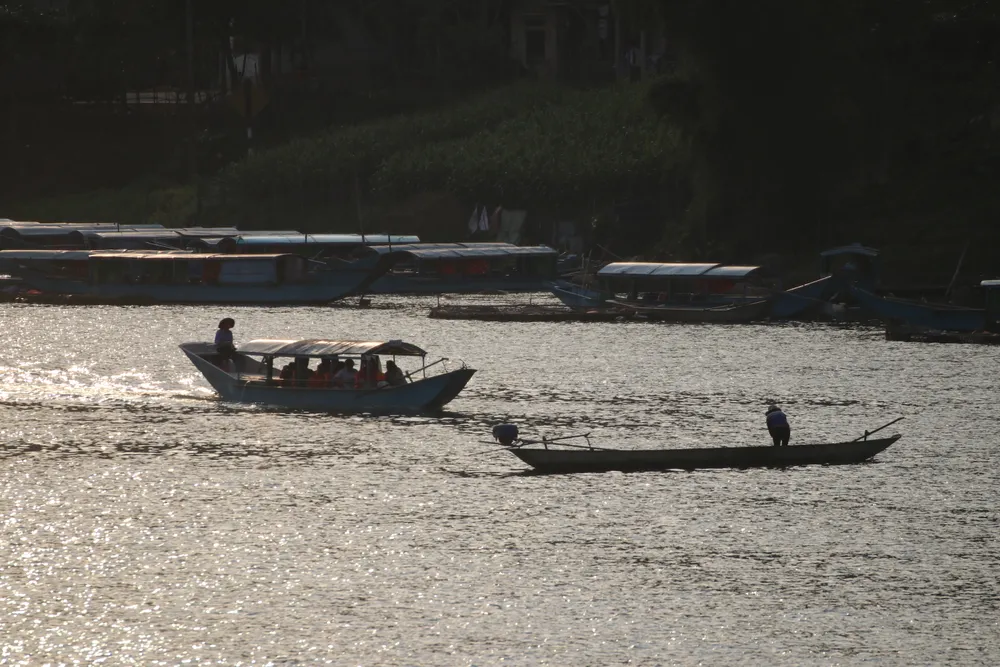 Quảng Bình: Gió lốc làm lật thuyền, nhiều du khách bị rơi xuống sông Son  ảnh 1