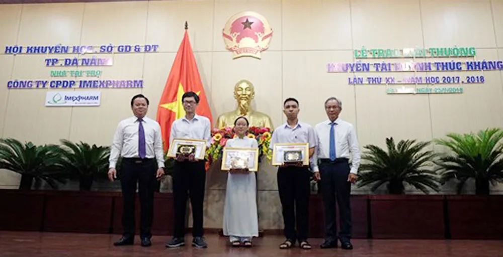 47 học sinh Đà Nẵng nhận Giải thưởng khuyến tài Huỳnh Thúc Kháng ảnh 1