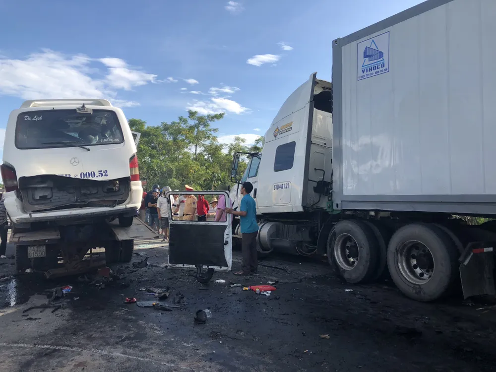 Xe đi rước dâu gặp tai nạn, 13 người chết, 4 người bị thương  ảnh 10