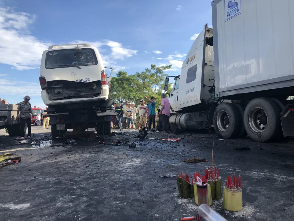 Xe đi rước dâu gặp tai nạn, 13 người chết, 4 người bị thương  ảnh 1