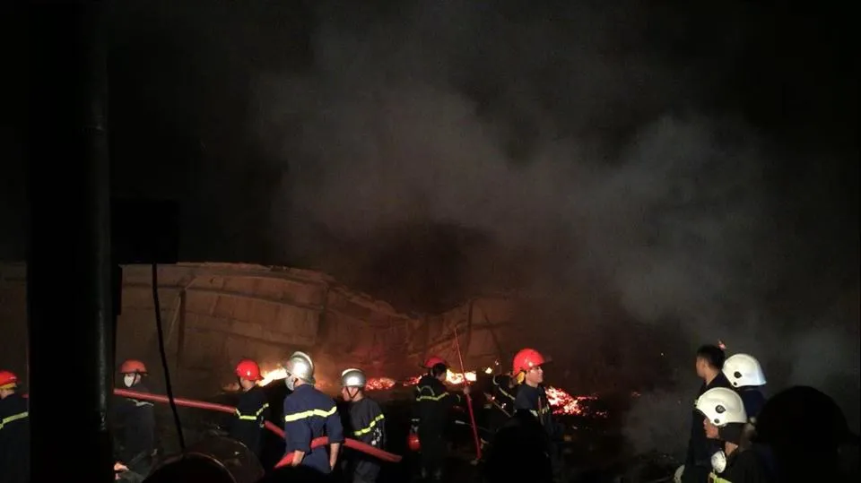 Lực lượng Cảnh sát PCCC Công an tỉnh Quảng Nam và TP Đà Nẵng đến hiện trường dập lửa