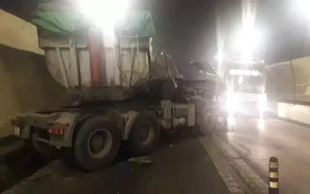 CLIP: Xe đầu kéo và xe tải đâm nhau trong hầm Hải Vân  ảnh 2