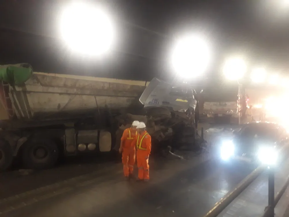 CLIP: Xe đầu kéo và xe tải đâm nhau trong hầm Hải Vân  ảnh 3
