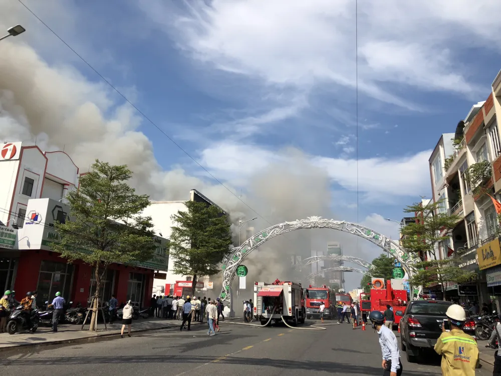 Cháy dữ dội ở quán bar giữa trung tâm TP Đà Nẵng  ảnh 2