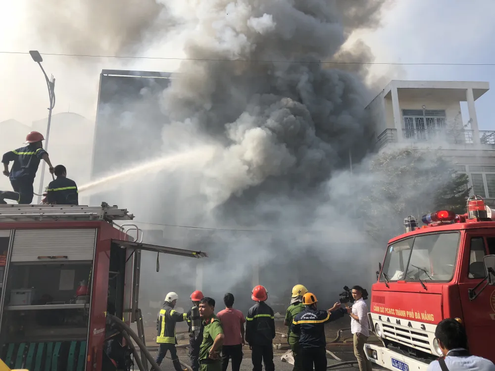 Cháy dữ dội ở quán bar giữa trung tâm TP Đà Nẵng  ảnh 4