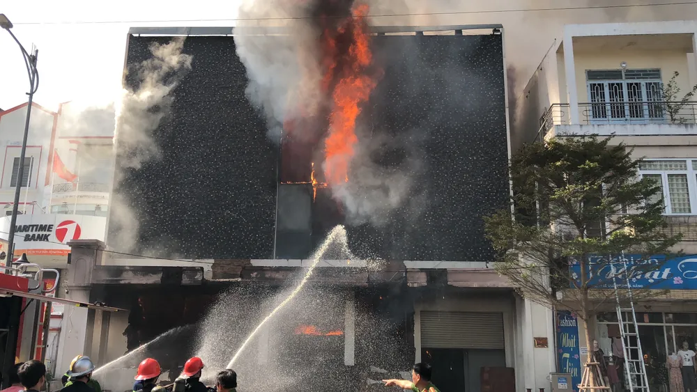Cháy dữ dội ở quán bar giữa trung tâm TP Đà Nẵng  ảnh 6