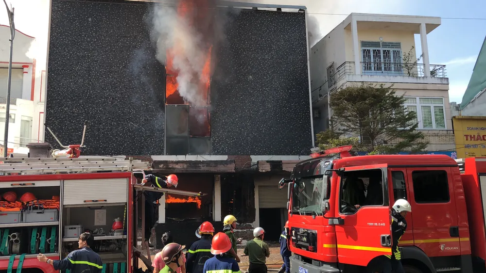Cháy dữ dội ở quán bar giữa trung tâm TP Đà Nẵng  ảnh 11