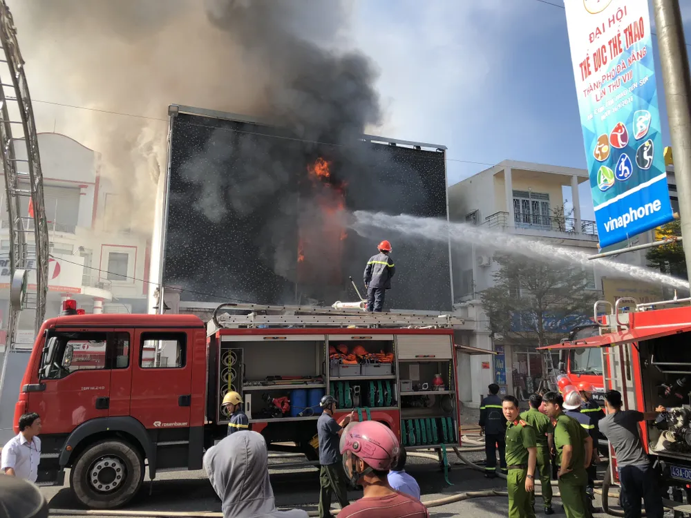 Cháy dữ dội ở quán bar giữa trung tâm TP Đà Nẵng  ảnh 1