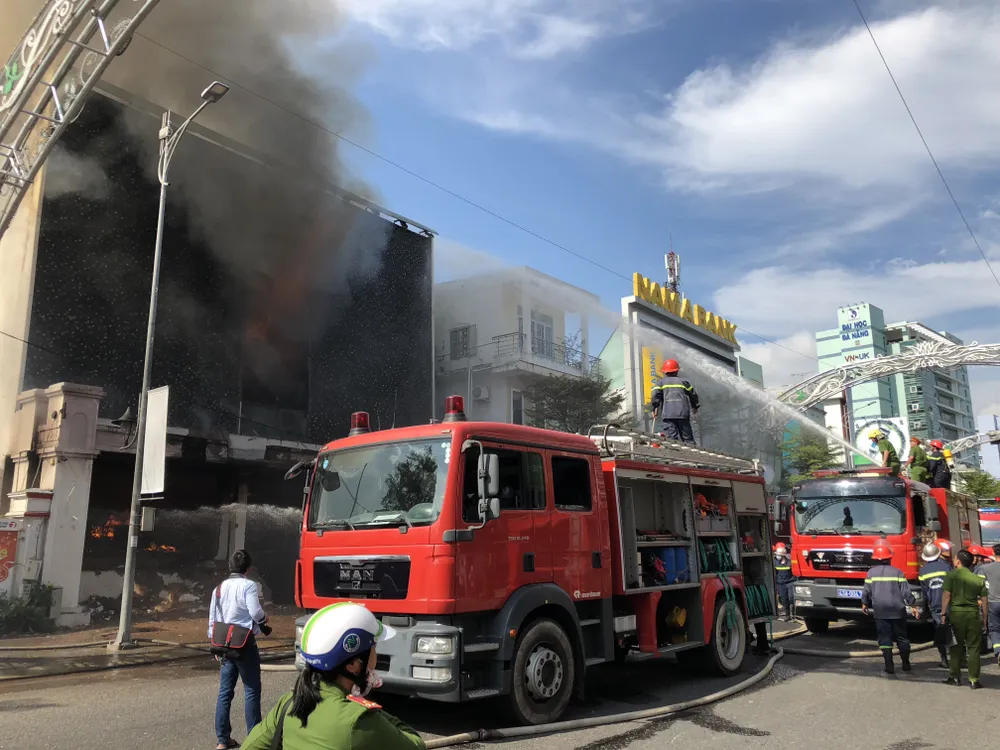 Cháy dữ dội ở quán bar giữa trung tâm TP Đà Nẵng  ảnh 8