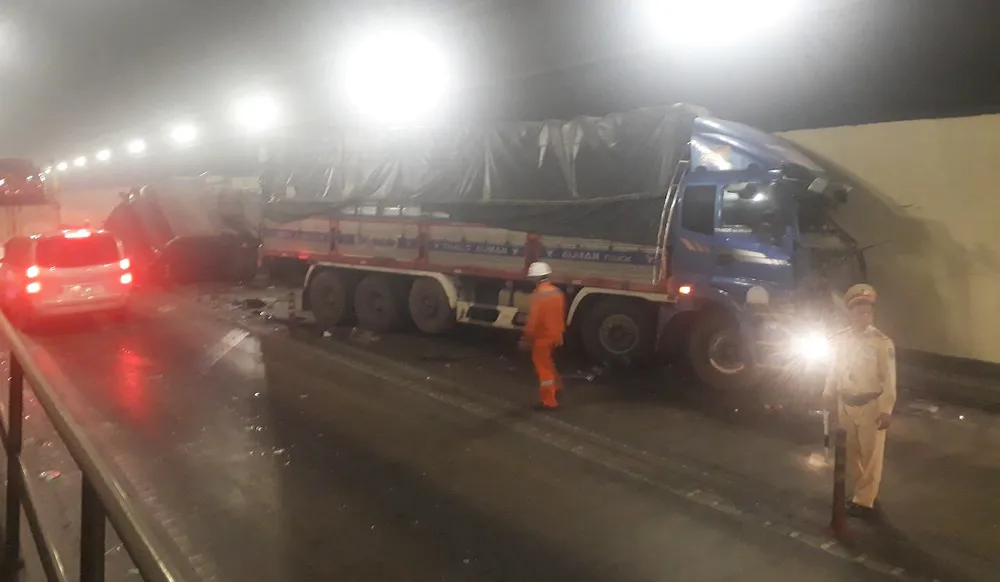 CLIP: Xe đầu kéo và xe tải đâm nhau trong hầm Hải Vân  ảnh 1