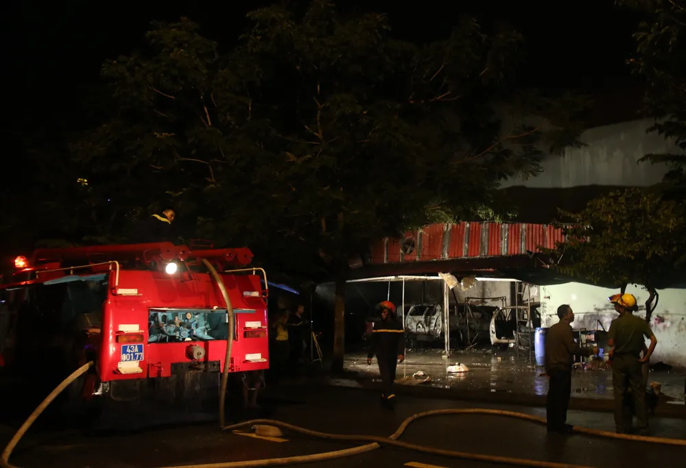 Cháy garage, nhiều ô tô bị thiêu rụi  ảnh 3