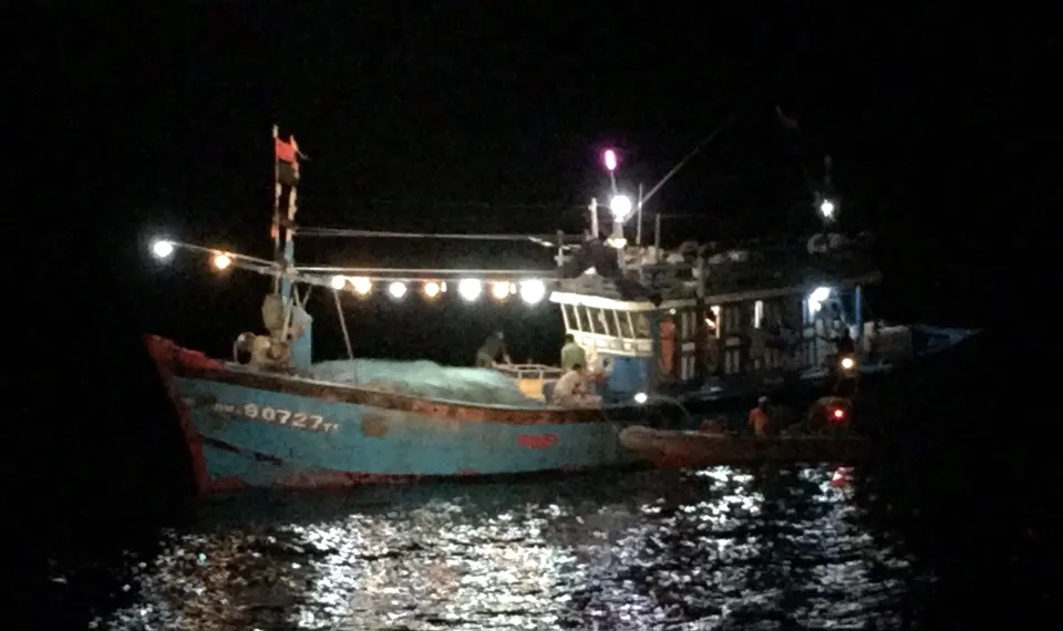 Tàu SAR 412 tiếp cận ĐNa 90727TS và cấp cứu ngư dân  bị tai biến mạch máu não