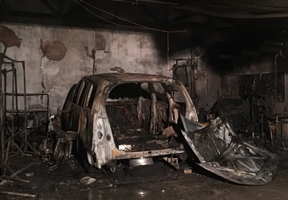 Cháy garage, nhiều ô tô bị thiêu rụi  ảnh 2