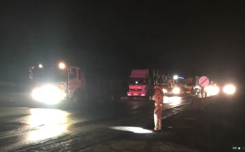 Cháy xe đầu kéo, đường tránh Nam Hải Vân ách tắc giao thông  ảnh 2