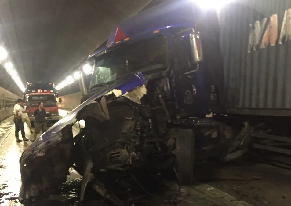 Hai xe tải tông nhau, hầm Hải Vân tê liệt nhiều giờ ảnh 1