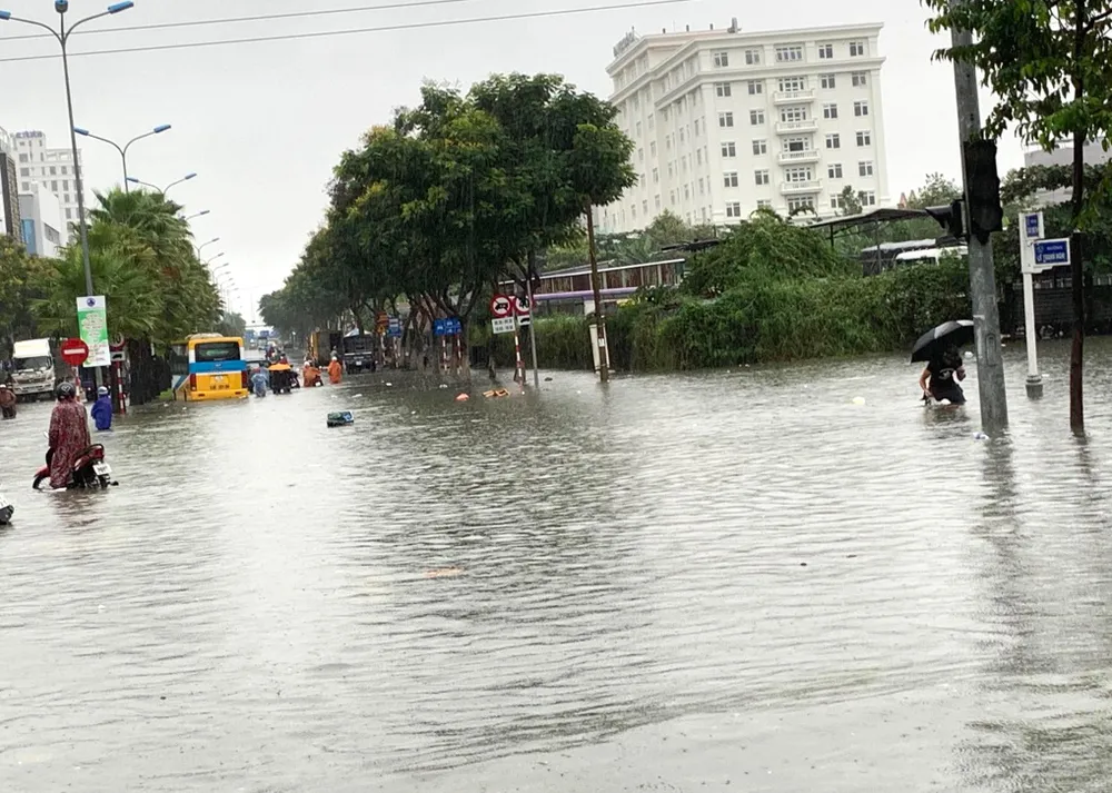 Mưa to trắng đêm, nhiều khu vực TP Đà Nẵng ngập nặng  ảnh 15