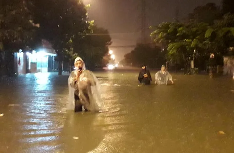 Mưa to trắng đêm, nhiều khu vực TP Đà Nẵng ngập nặng  ảnh 1