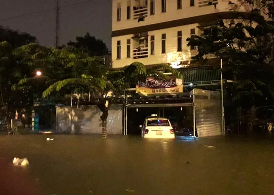 Mưa to trắng đêm, nhiều khu vực TP Đà Nẵng ngập nặng  ảnh 2
