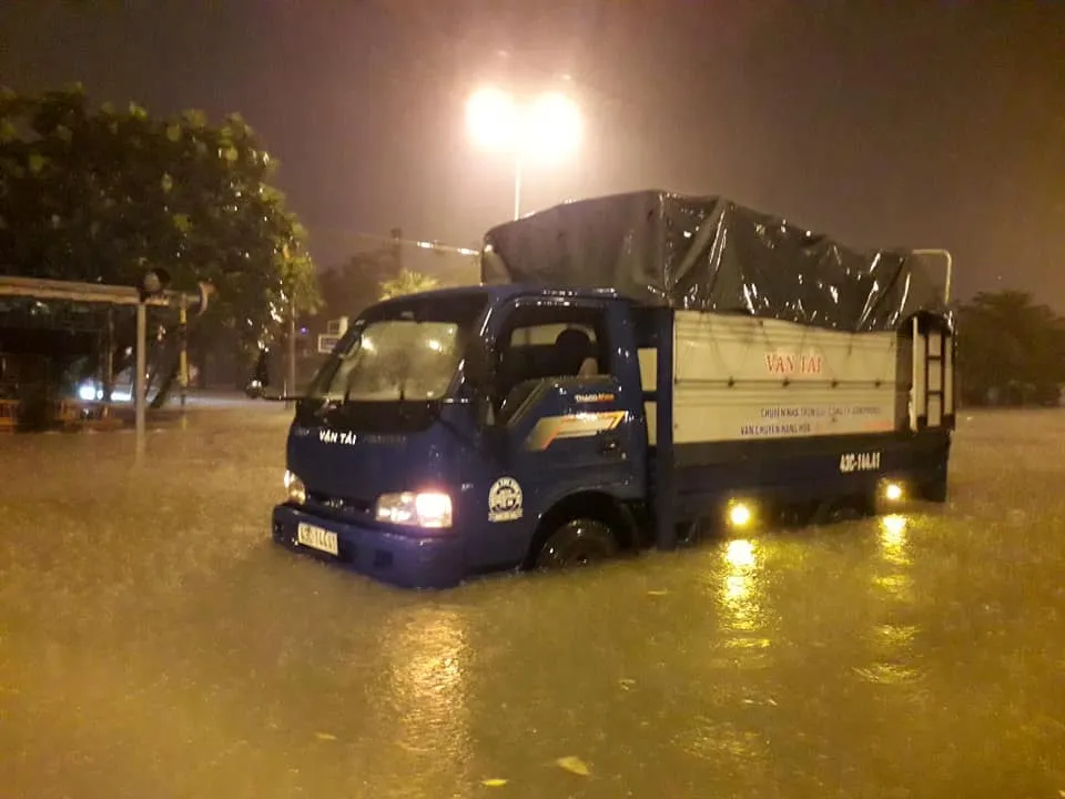 Mưa to trắng đêm, nhiều khu vực TP Đà Nẵng ngập nặng  ảnh 6