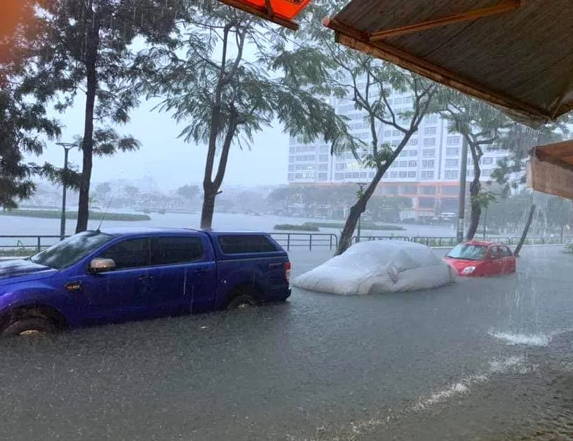 Mưa to trắng đêm, nhiều khu vực TP Đà Nẵng ngập nặng  ảnh 8