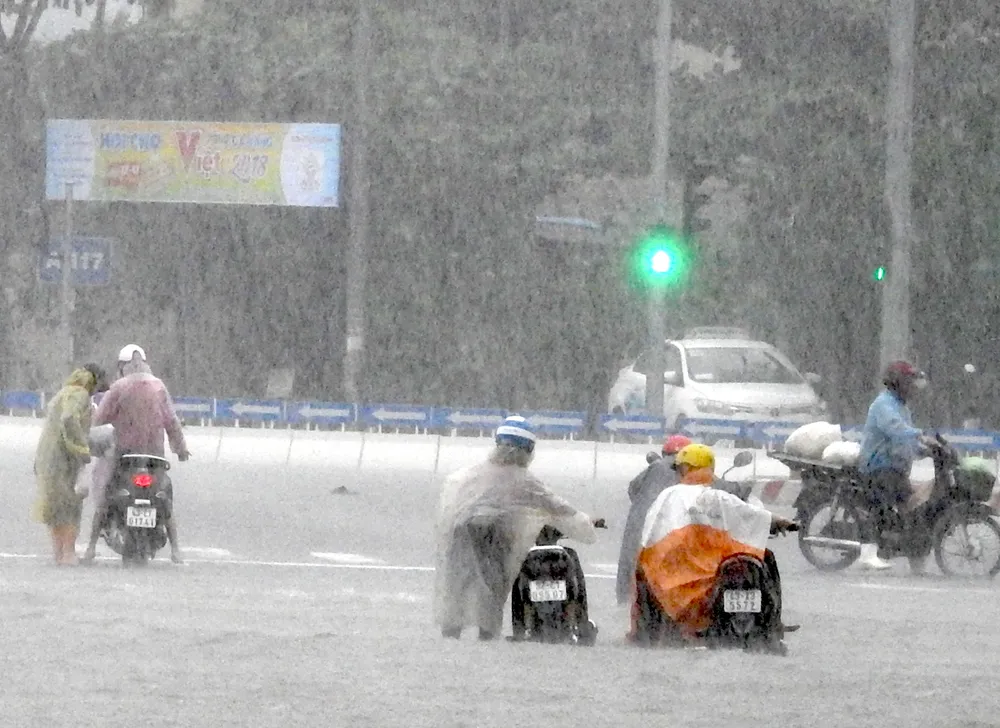 Mưa to trắng đêm, nhiều khu vực TP Đà Nẵng ngập nặng  ảnh 9