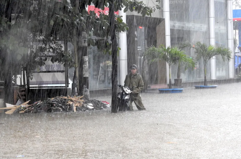 Mưa to trắng đêm, nhiều khu vực TP Đà Nẵng ngập nặng  ảnh 10