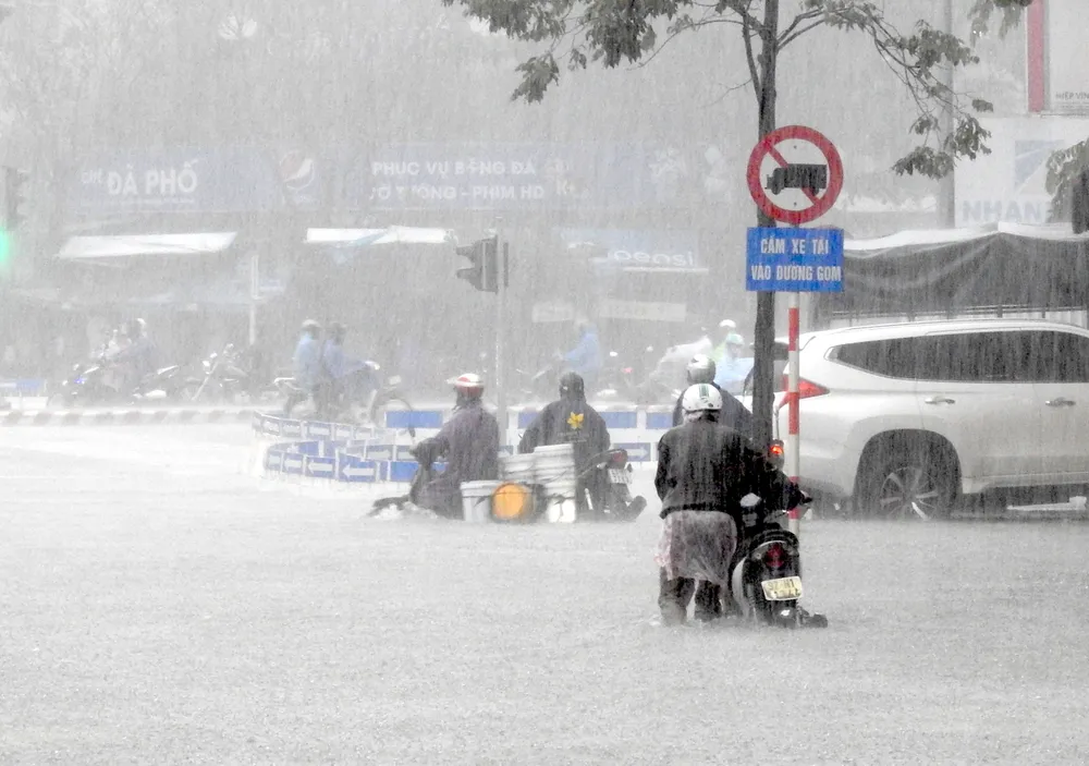 Mưa to trắng đêm, nhiều khu vực TP Đà Nẵng ngập nặng  ảnh 13