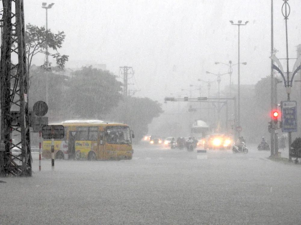 Mưa to trắng đêm, nhiều khu vực TP Đà Nẵng ngập nặng  ảnh 14