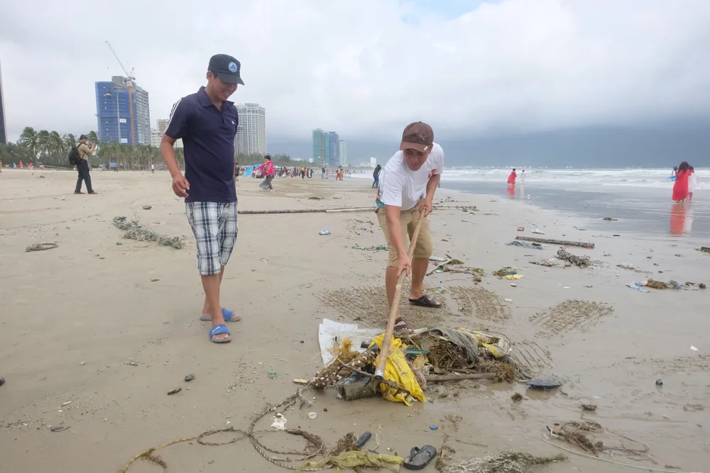 Đà Nẵng: Ra quân dọn sạch các bãi biển du lịch sau mưa lớn ảnh 4