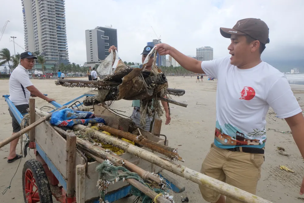 Đà Nẵng: Ra quân dọn sạch các bãi biển du lịch sau mưa lớn ảnh 6