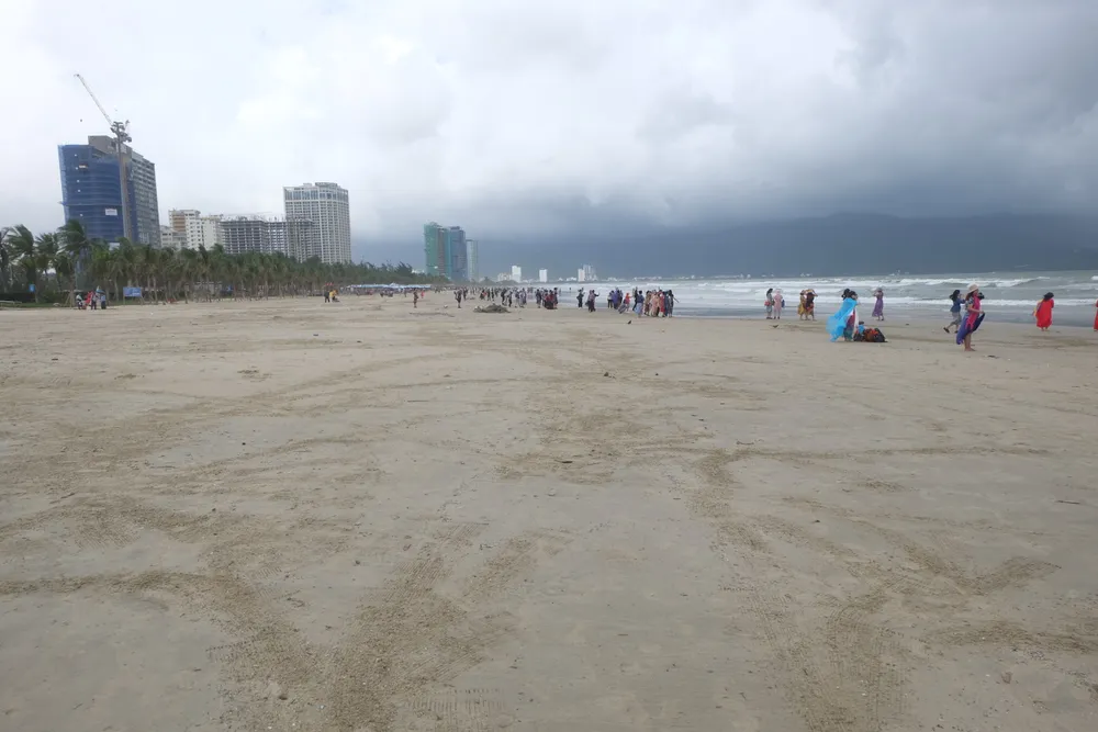 Đà Nẵng: Ra quân dọn sạch các bãi biển du lịch sau mưa lớn ảnh 10