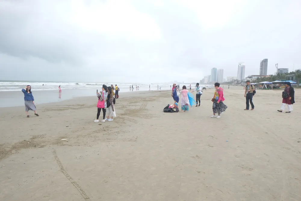 Đà Nẵng: Ra quân dọn sạch các bãi biển du lịch sau mưa lớn ảnh 11