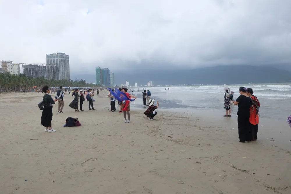 Đà Nẵng: Ra quân dọn sạch các bãi biển du lịch sau mưa lớn ảnh 12