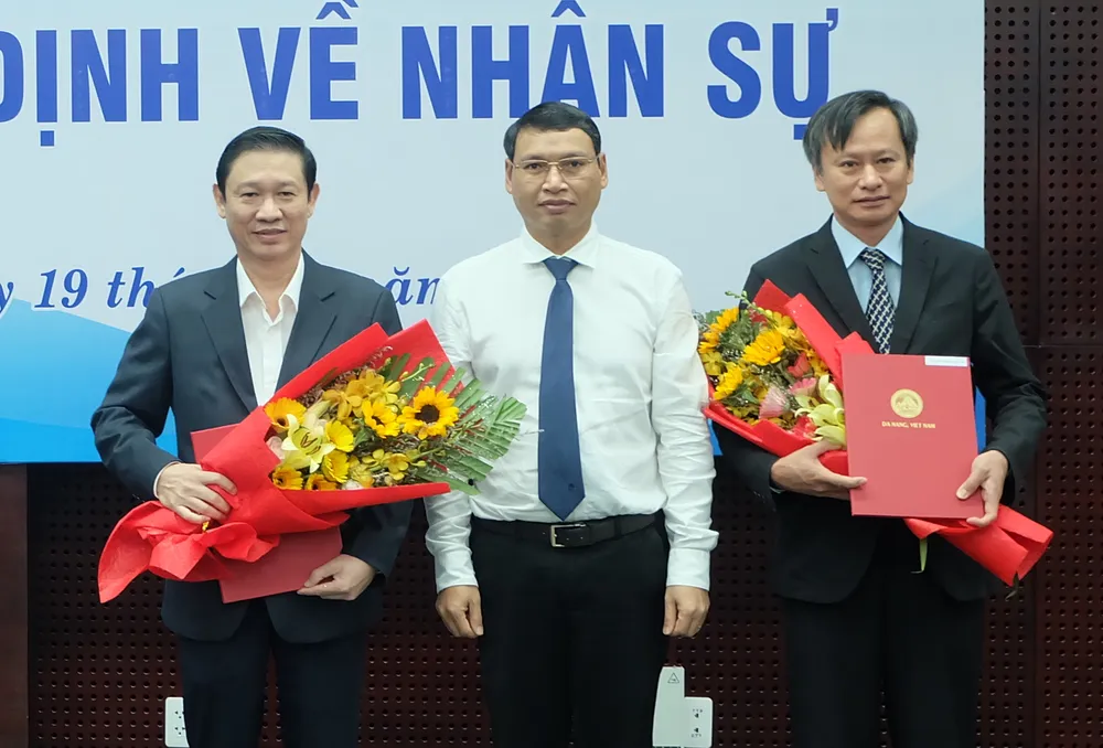 Ông Hồ Kỳ Minh (đứng giữa), Phó Chủ tịch UBND TP Đà Nẵng trao quyết định bổ nhiệm ông Hùng Anh (bìa phải) làm Chánh Văn phòng UBND TP Đà Nẵng