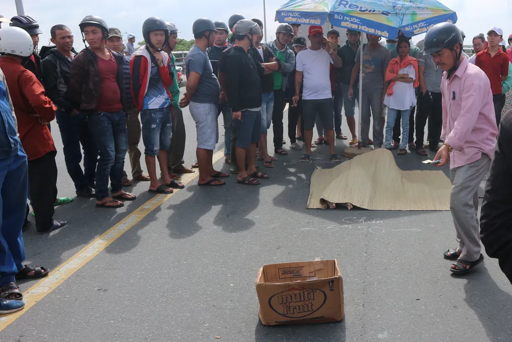 Va quẹt xe máy rồi ngã ra đường, nữ sinh trung học bị xe tải cán tử vong  ảnh 2