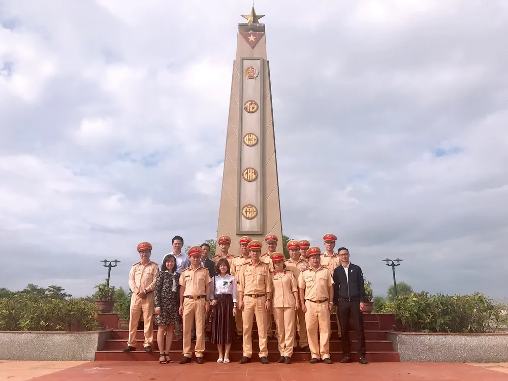 CSGT Công an TP Đà Nẵng tặng 30 suất quà tết cho các gia đình có công cách mạng ảnh 2