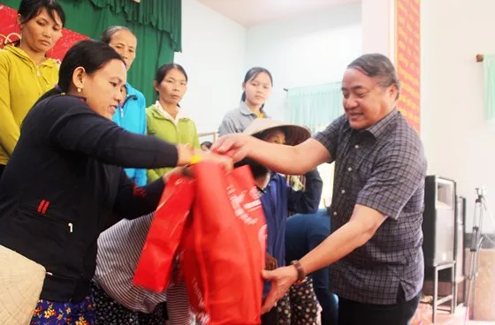 Mang Xuân đến cho bệnh nhân ung thư ảnh 9