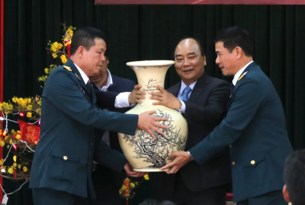  Thủ tướng Nguyễn Xuân Phúc thăm và chúc Tết cán bộ, chiến sĩ Sư đoàn không quân 372 ảnh 3