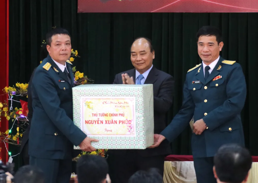  Thủ tướng Nguyễn Xuân Phúc thăm và chúc Tết cán bộ, chiến sĩ Sư đoàn không quân 372 ảnh 4