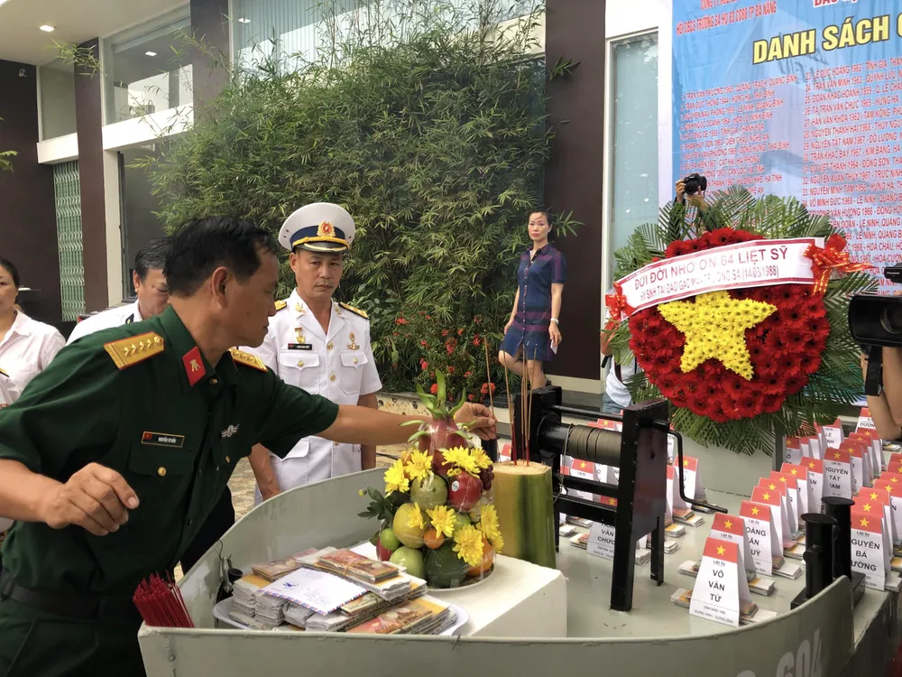 Tưởng niệm 64 chiến sĩ Gạc Ma  ảnh 5