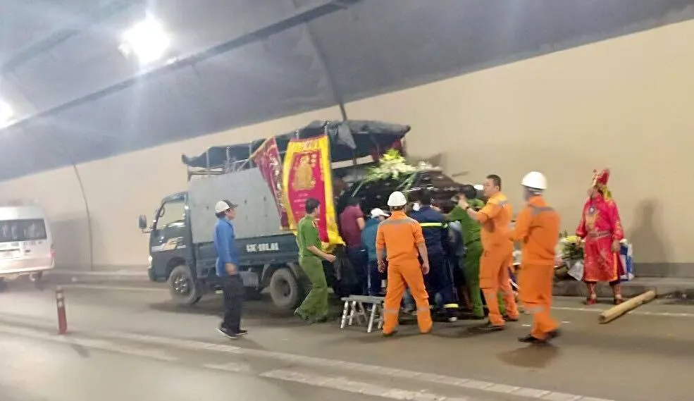 Lực lượng cứu nạn hỗ trợ di chuyển quan tài sang xe khác để đưa về quê