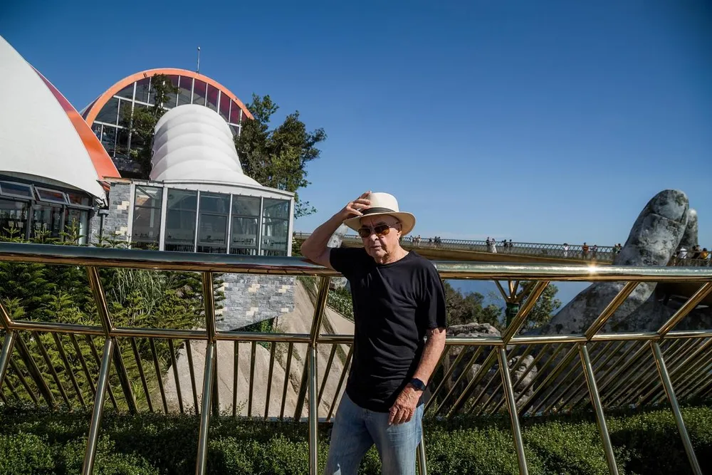 Ông chủ của đội bóng Tottenham tham quan cầu Vàng Đà Nẵng ảnh 2