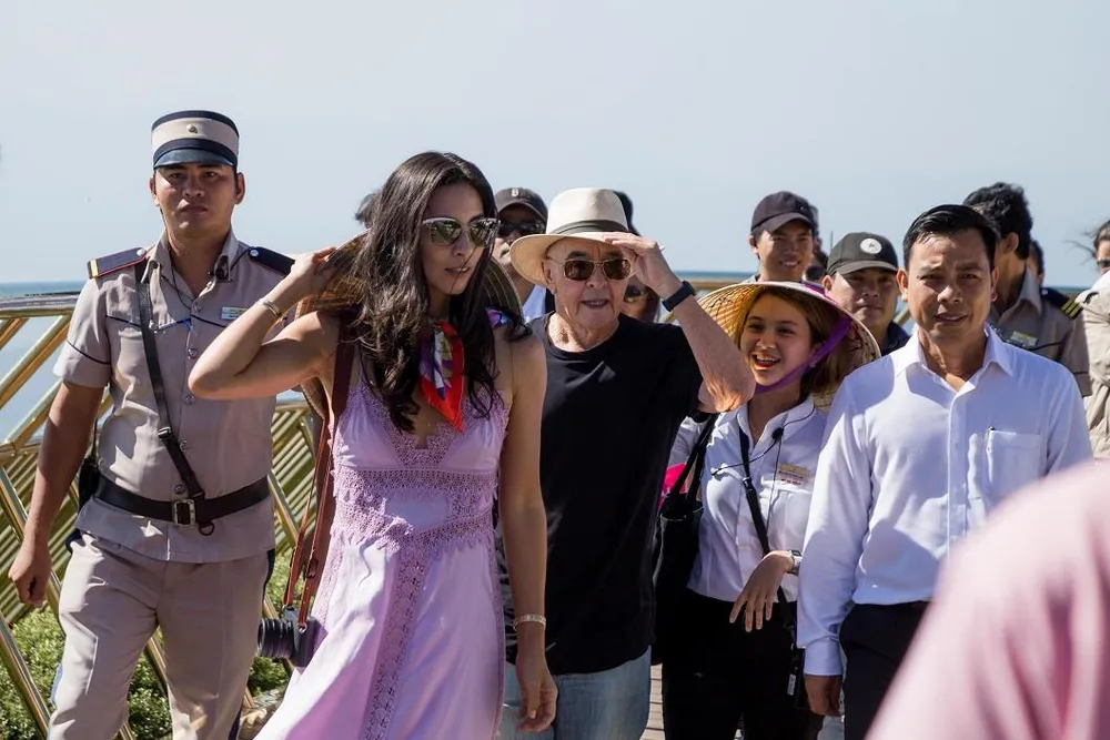 Ông chủ của đội bóng Tottenham tham quan cầu Vàng Đà Nẵng ảnh 3