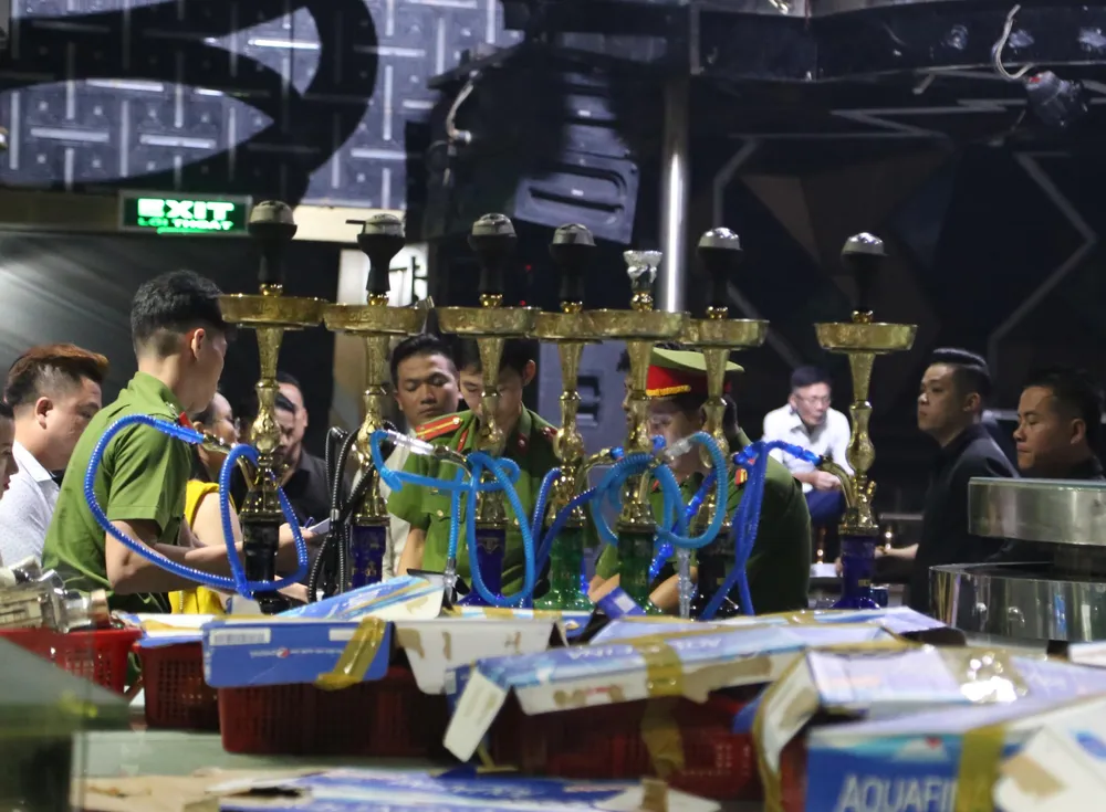 Công an kiểm tra đột xuất vũ trường Phương Đông, phát hiện 75 người dương tính với ma túy ảnh 3
